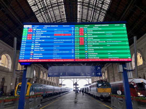 Mindenki megy Balatonra, már a pünkösdi hétvége első napján összeomlott a vasúti közlekedés