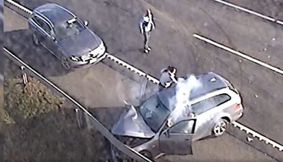 Nem szállt ki a balesetnél összetört autójából egy sofőr, hatalmas hiba volt – videó
