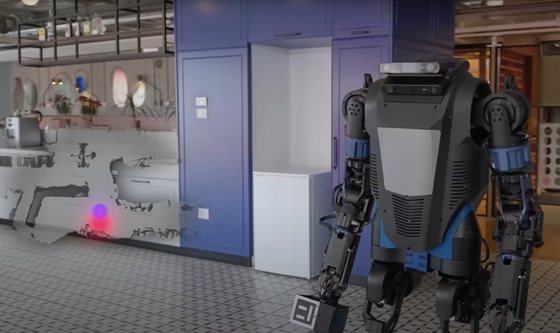 Bár nincsen feje, de takarítani és asztalt teríteni is segít az új háztartási robot – videó