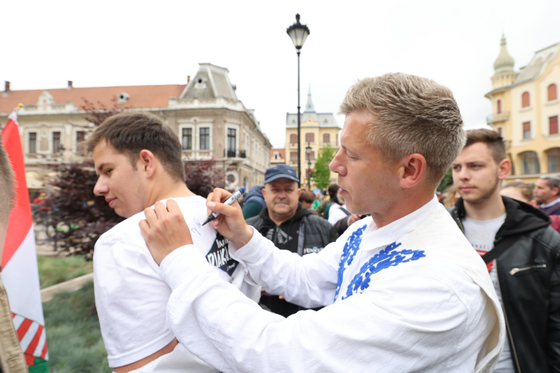 Magyar Péter a Néppártban kémkedő RMDSZ-képviselőkről és buszoztatott provokátorokról beszélt Nagyváradon