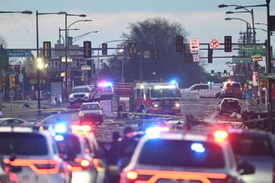 Egy autójában utazó ember is meghalt a philadelphiai repülőbalesetben, miután ráesett a roncs