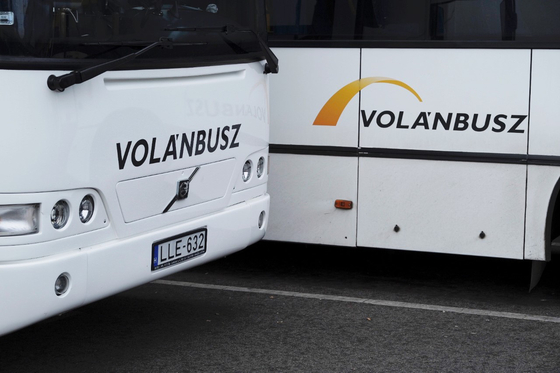A tűző napon, árnyék és mosdó nélkül várakozhat a Lázár János által berendelt buszsofőrök egy része