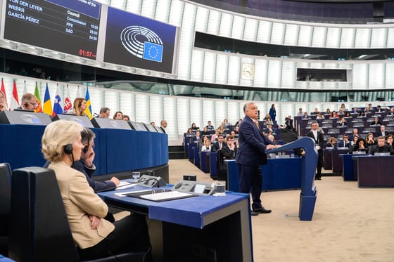 Videón, ahogy Orbán beszéde után a baloldali EP-frakció a Bella Ciaót énekelte felállva Strasbourgban