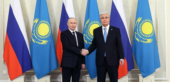 Hatalmas ukrán zászlót vetítettek ki Putyin látogatásakor Kazahsztánban