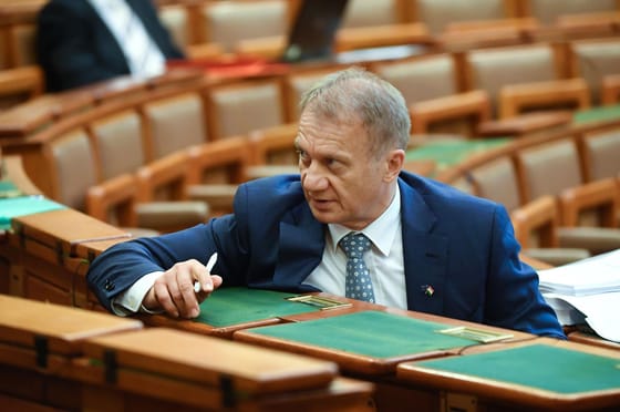 A Megafon is pénzelte egy újpesti lap Varju Lászlót lejárató hirdetéseit