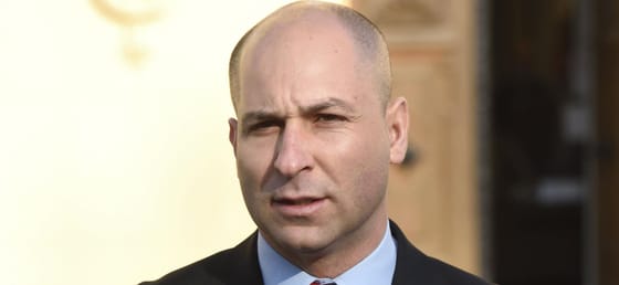 Szabó Bálint azt mondja, 8 órára bevitték a rendőrök, amiért trombitálással próbálta megzavarni az Orbán–Hszi-találkozót