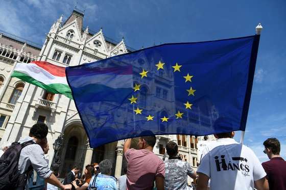 „Ha nem változik valami drámai módon, Magyarország megmarad a bot a küllők között, valahol az EU félperifériáján”