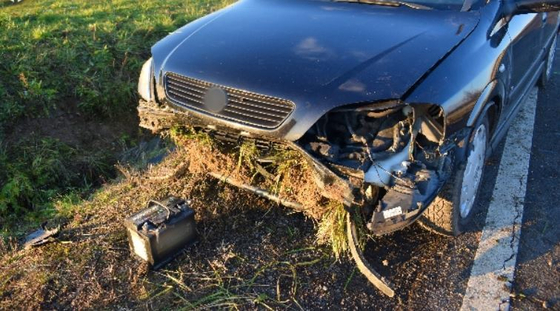 Fiatalok manővere miatt borult árokba egy vétlen autós, akit otthagytak segítség nélkül