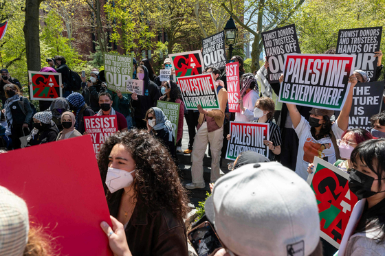 New York után a Kaliforniai Egyetemen is rohamrendőrökkel vetettek véget a palesztinpárti tüntetésnek