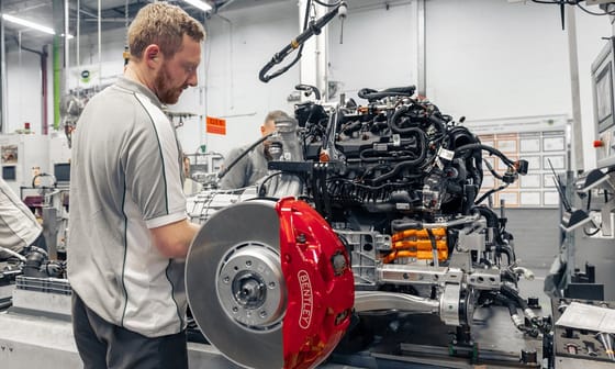 750+ lóerős biturbó V8 és zöld rendszám, így óvja a környezetet a Bentley