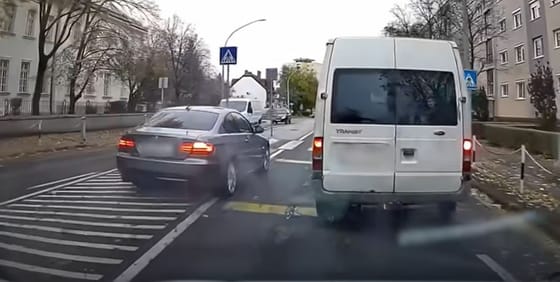 Aki így közlekedik, mint ez a fehérvári autós, előbb-utóbb biztos elüt valakit – videó
