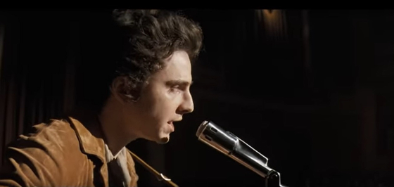 Így énekel Dylant Timothée Chalamet – kijött az első előzetes a Bob Dylan-filmből