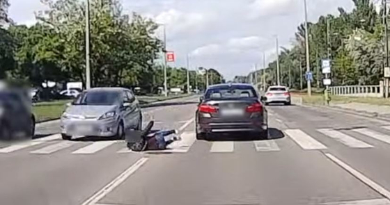 Döbbenten nézte az autós, ahogy nekiszalad egy gyalogos, majd elsántikál – videó