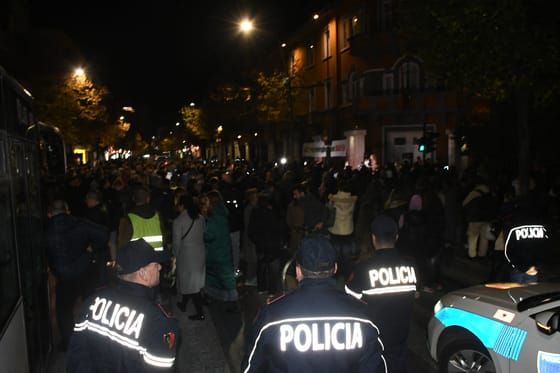 Könnygázzal és vízágyúval oszlatták a kormányellenes tüntetőket Tiranában