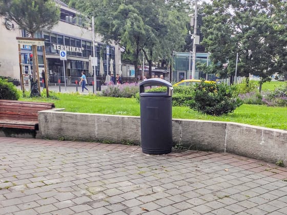 Új, nagyobb, fagy- és plakátálló kukákat szereltek fel Budapesten