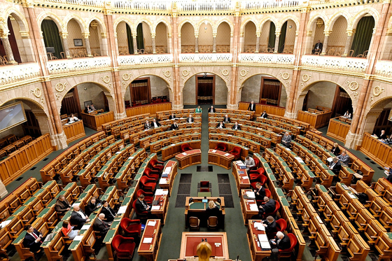 A nyugdíj és az örökbefogadás szabályaihoz is hozzányúl a kormány egy salátatörvényben