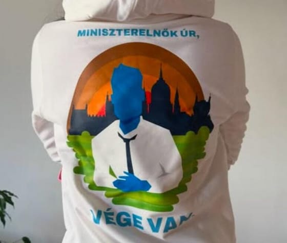 „Miniszterelnök úr, vége van!” feliratú felsőben pózolt Molnár Ferenc Caramel felesége