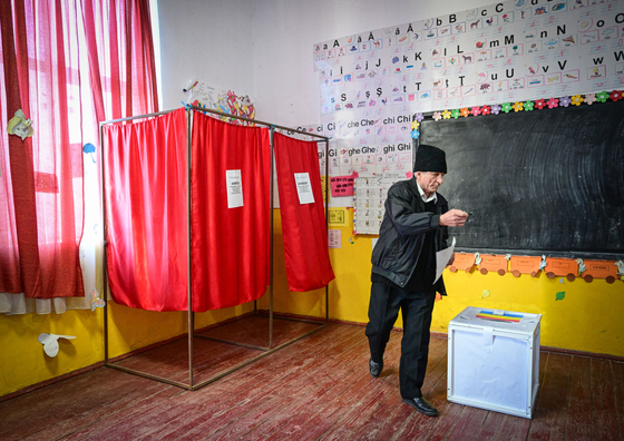 „Simion számára a magyar közössĂ©g kĂ©znĂ©l van, mint bűnbak” – állĂtja a fĂĽggetlen román államfĹ‘jelölt