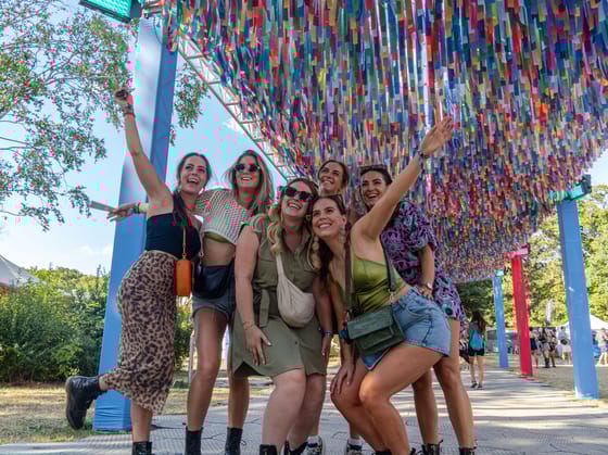 Színpadi fényshow és tűzoltókocsiról hűtött fesztiválozók: képeken a Sziget szombati napja