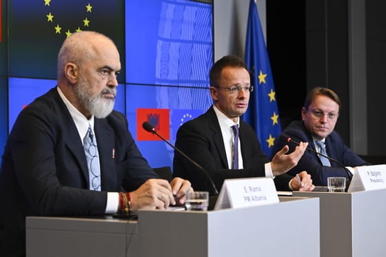 Az albán miniszterelnök hűséget fogadott az EU-nak
