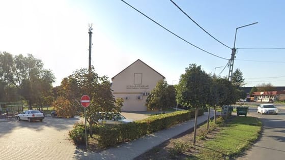 Leugrott egy kamasz fiú a kormányablak épületének tetejéről Nagyhalászban