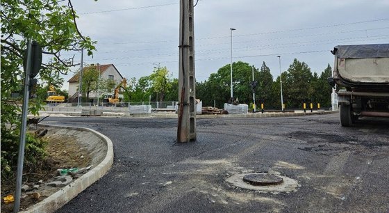 Az út közepén hagytak és körbeaszfaltoztak egy villanyoszlopot Dunaharasztiban – fotó