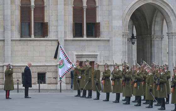 Félárbócra engedték a nemzeti lobogót az aradi vértanúk gyásznapján