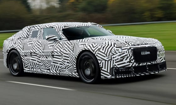 Az első fotók a Jaguar lehengerlő új luxus villanyszedánjáról