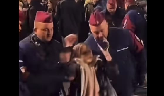 Azt állította a rendőr, hogy egy fiatal tüntető arcon ütötte a telefonjával, de az előkerült videón is látszik, hogy véletlenül történhetett