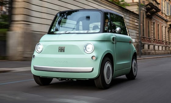 Furcsa ok miatt foglaltak le több mint 100 apró Fiatot a hatóságok