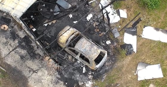Saját udvarukban balesetezett egy ittas sofőr, amitől kigyulladt két kocsi és a garázs is
