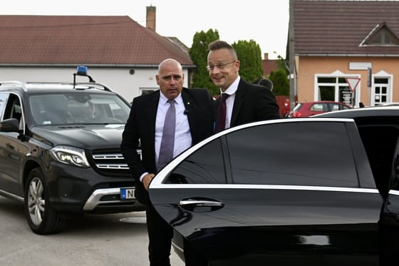 Megnéztük a Monaco–Balatonkenese–Baku–tengelyen pörgő Szijjártót, és meghallgattuk a legjobb poénjait
