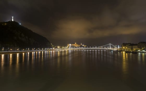 Jön a víz: éjféltől tilos megállni a rakparton, jövő héten a Margit-szigetet is lezárhatják
