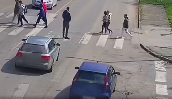 Videó: „Nem értem, mi a gond” – mondta a sofőr, aki áthajtott a gyerekek közt a zebrán