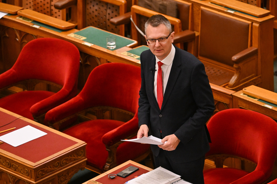 Elfogadta a parlament a tb-kiskönyv megszüntetésére vonatkozó javaslatot