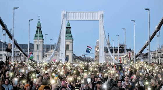 A Szabadság és az Erzsébet hídon még kitartanak, a többi hídról levonultak a tüntetők