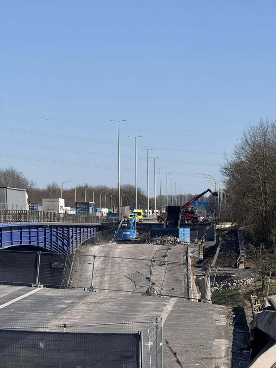 Magával rántott több darut és ráesett egy uszályra egy összeomló híd Belgiumban, több sérült van