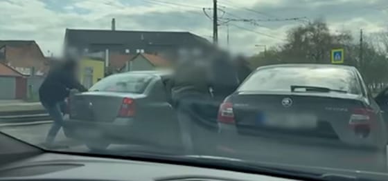 Kilenc autót tört fel három férfi, az autójukból rángatták ki őket a rendőrök – videó