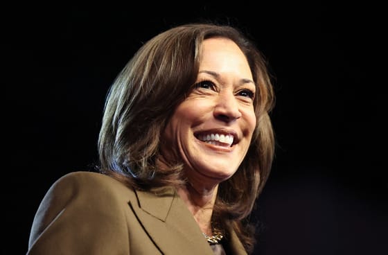 Kamala Harris autokraták és diktátorok közé sorolta Orbán Viktort Stephen Colbert műsorában