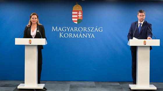 "Nem én vagyok az előterjesztő" - ezzel próbálta lerázni magáról a kérdéseket Gulyás és Vitályos