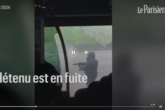 Megtámadtak egy francia rabszállítót, legalább kettő őr meghalt – videó