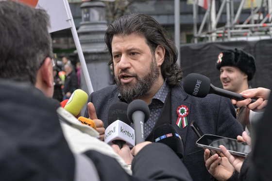 Puzsér Róbert az átláthatósági törvény megszavazásának elhalasztása ellenére is megtartja tüntetését a Kossuth téren