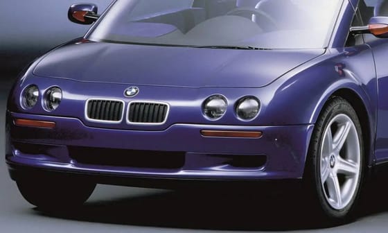 Középen ül a sofőr a BMW pehelykönnyű városi kisautójában