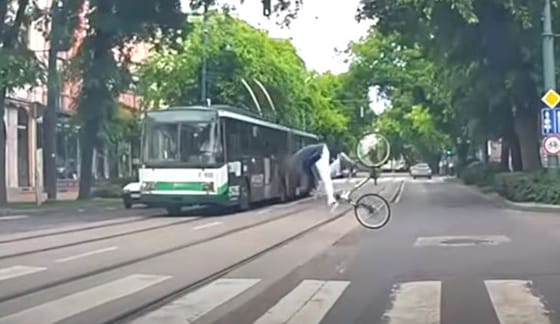 Hatalmas eséssel úszta meg a biciklis, hogy elüsse a busz – videó