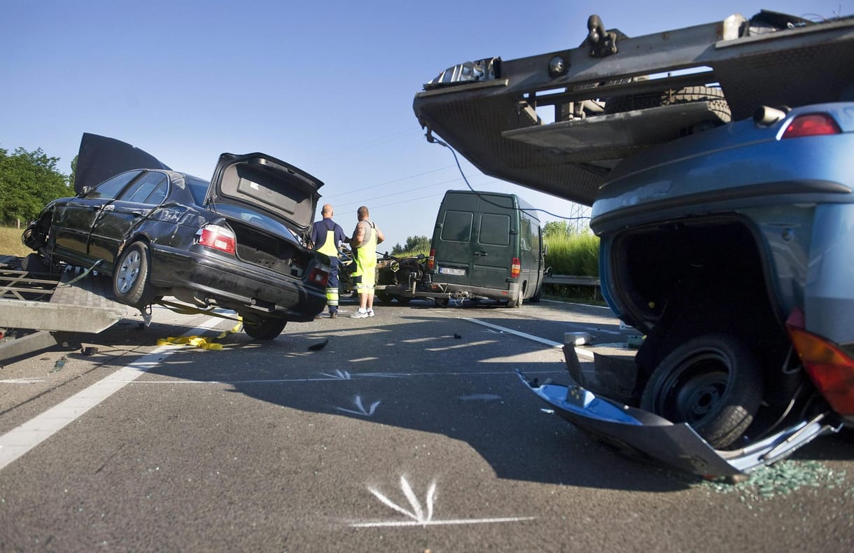Autók potyogtak le egy trélerről az M5-ösön