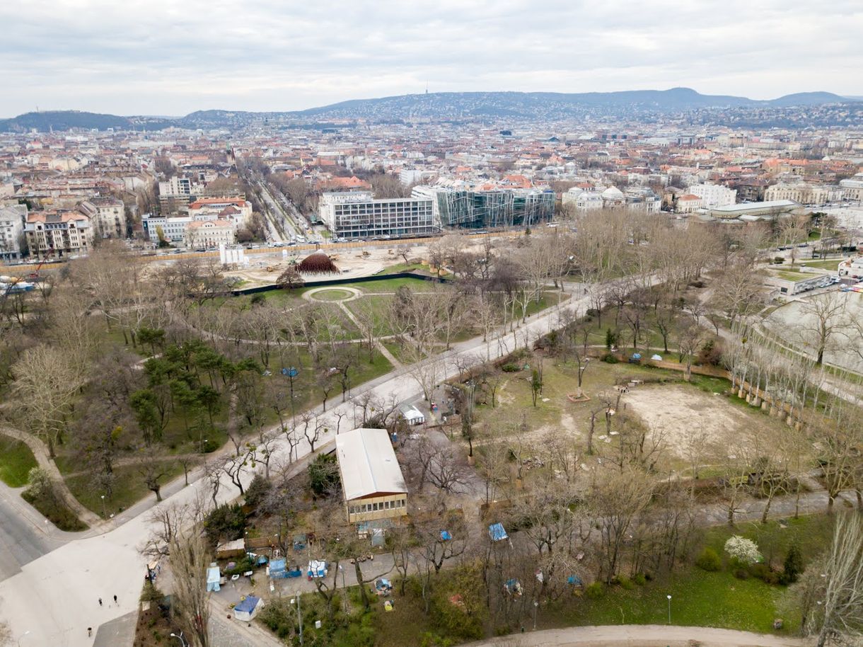 Elkerített építkezések, leharcolt parkok - így néz ki a Városliget drónfelvételeken