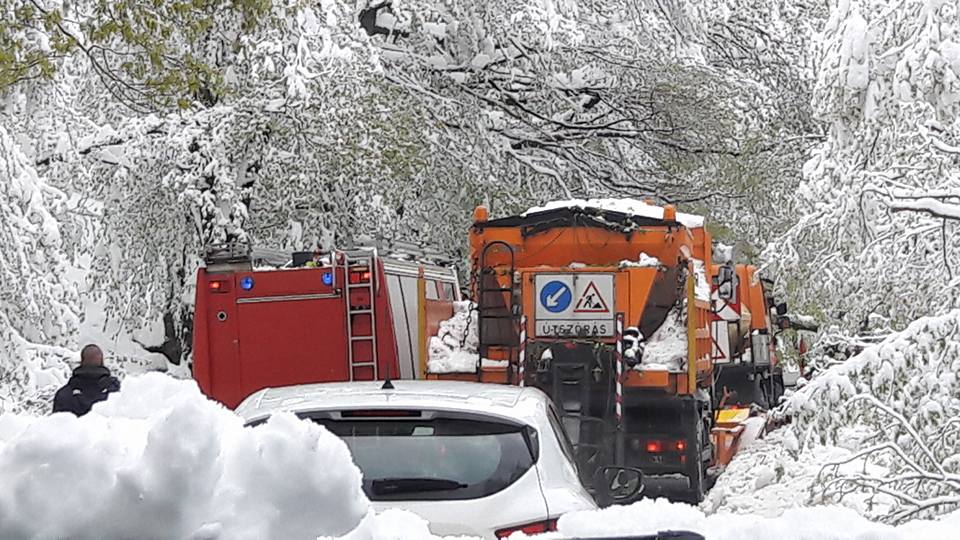 Tovább büntet a tavaszi tél: még mindig vannak elzárt települések