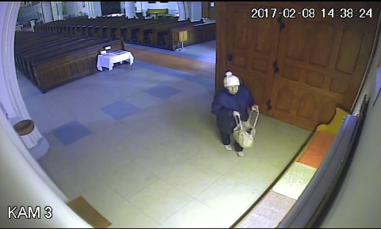 Keresik a titokzatos nőt, aki lopott pénztárcát hagyott a templomban – videó