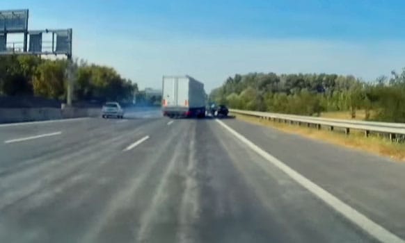 Beforgatta a mellette haladó autót a kamion az M0-son – videó