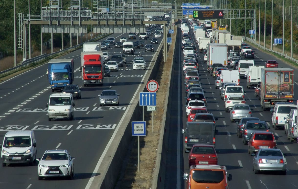 Több kilométeres sor áll Győrnél, Hegyeshalom felé csak két sáv járható
